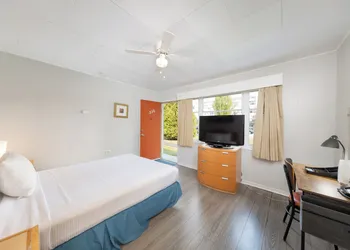 2400 Motel hotel thumbnail 8
