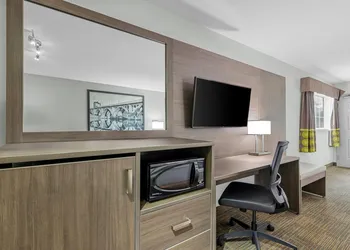 Super 8 by Wyndham Saskatoon Near Saskatoon Airport hotel thumbnail 8