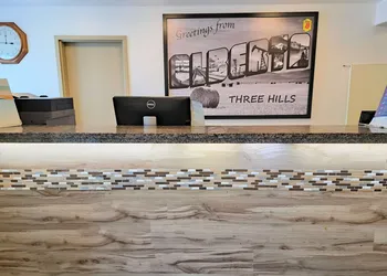 Super 8 by Wyndham Three Hills AB hotel thumbnail 2