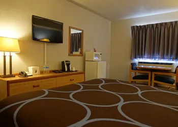 Super 8 by Wyndham Swift Current hotel thumbnail 4