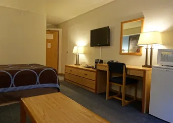 Super 8 by Wyndham Swift Current hotel thumbnail 6