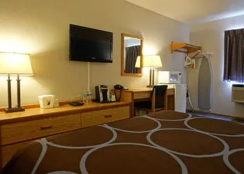 Super 8 by Wyndham Swift Current hotel thumbnail 8