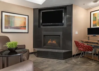 Super 8 by Wyndham Calgary Shawnessy Area hotel thumbnail 2
