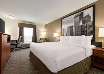 Super 8 by Wyndham Calgary Shawnessy Area hotel thumbnail 5