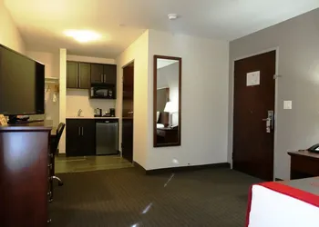 Ramada by Wyndham Moose Jaw hotel thumbnail 6