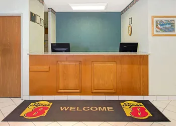 Super 8 by Wyndham Pontoon Beach IL/St. Louis MO Area hotel thumbnail 2