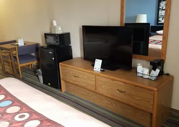 Super 8 by Wyndham Pontoon Beach IL/St. Louis MO Area hotel thumbnail 5