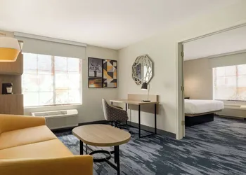 La Quinta Inn & Suites by Wyndham Austin Southwest hotel thumbnail 7