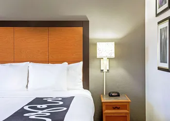 La Quinta Inn & Suites by Wyndham Tucson Airport hotel thumbnail 4
