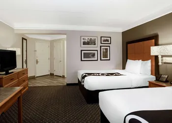 La Quinta Inn & Suites by Wyndham Tucson Airport hotel thumbnail 5