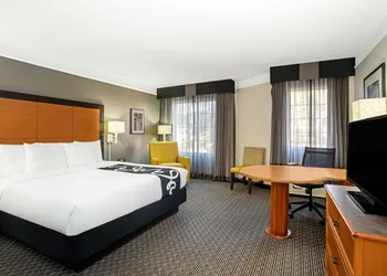 La Quinta Inn & Suites by Wyndham Tucson Airport hotel thumbnail 6