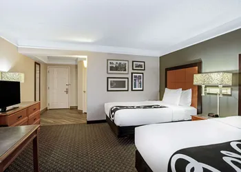 La Quinta Inn & Suites by Wyndham Tucson Airport hotel thumbnail 7