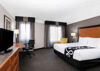 La Quinta Inn & Suites by Wyndham Tucson Airport hotel thumbnail 8