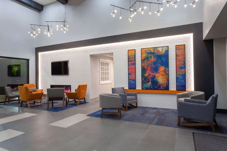 La Quinta Inn & Suites by Wyndham Ft. Myers-Sanibel Gateway hotel detail image 2