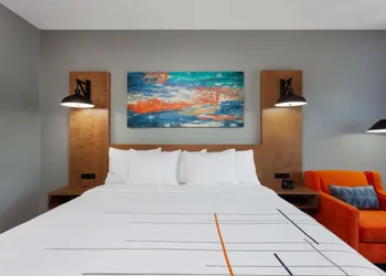 La Quinta Inn & Suites by Wyndham Ft. Myers-Sanibel Gateway hotel thumbnail 5