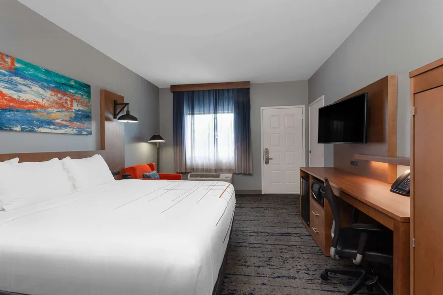 La Quinta Inn & Suites by Wyndham Ft. Myers-Sanibel Gateway hotel detail image 6