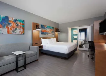 La Quinta Inn & Suites by Wyndham Ft. Myers-Sanibel Gateway hotel thumbnail 8