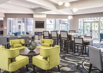 La Quinta Inn & Suites by Wyndham Orlando Lake Mary hotel thumbnail 4