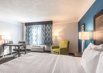 La Quinta Inn & Suites by Wyndham Orlando Lake Mary hotel thumbnail 7