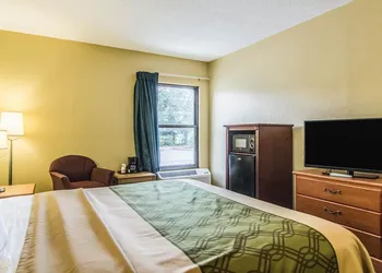 Econo Lodge Darien hotel thumbnail 6