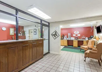 Super 8 by Wyndham Tifton hotel thumbnail 2