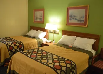 Super 8 by Wyndham Tifton hotel thumbnail 7