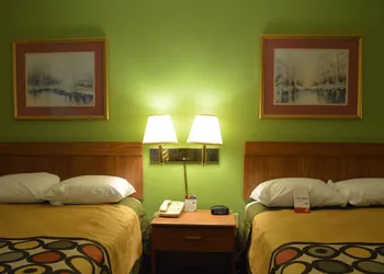 Super 8 by Wyndham Tifton hotel thumbnail 8