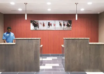 La Quinta Inn & Suites by Wyndham Paducah hotel thumbnail 3