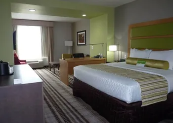 La Quinta Inn & Suites by Wyndham Paducah hotel thumbnail 7