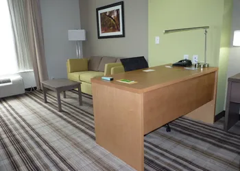 La Quinta Inn & Suites by Wyndham Paducah hotel thumbnail 8
