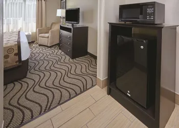 La Quinta Inn & Suites by Wyndham South Bend hotel thumbnail 8