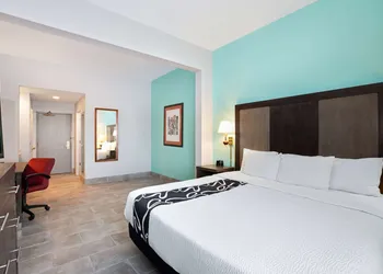 La Quinta Inn & Suites by Wyndham Omaha Airport Downtown hotel thumbnail 8