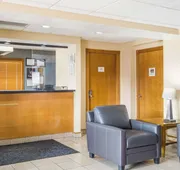 Econo Lodge Inn & Suites I-35 at Shawnee Mission hotel detail image 3