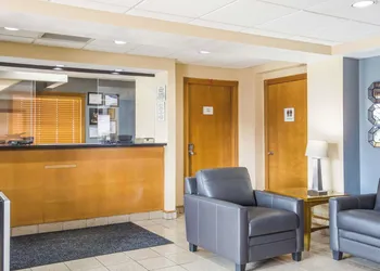 Econo Lodge Inn & Suites I-35 at Shawnee Mission hotel thumbnail 3