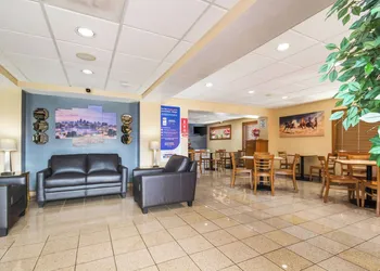 Econo Lodge Inn & Suites I-35 at Shawnee Mission hotel thumbnail 4