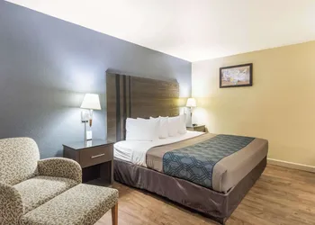 Econo Lodge Inn & Suites I-35 at Shawnee Mission hotel thumbnail 8