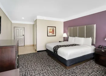La Quinta Inn & Suites by Wyndham Canton MS hotel thumbnail 8