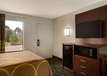 Super 8 by Wyndham Pearl/Jackson Airport hotel thumbnail 5