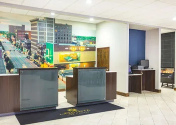 La Quinta Inn & Suites by Wyndham Joplin hotel thumbnail 3