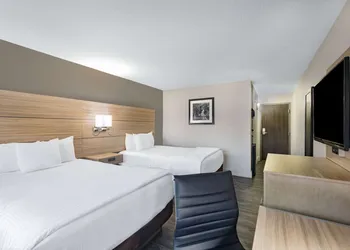 La Quinta Inn & Suites by Wyndham Joplin hotel thumbnail 5