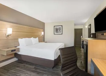 La Quinta Inn & Suites by Wyndham Joplin hotel thumbnail 7