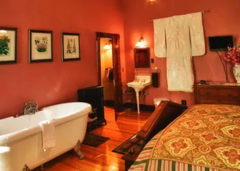 Whiskey Mansion hotel thumbnail 6
