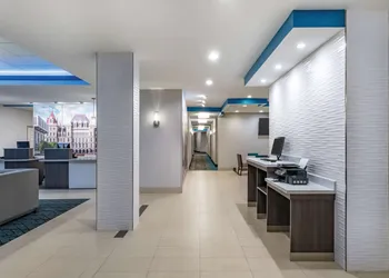 La Quinta Inn & Suites by Wyndham Latham Albany Airport hotel thumbnail 4