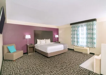 La Quinta Inn & Suites by Wyndham Latham Albany Airport hotel thumbnail 7