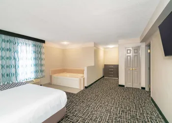 La Quinta Inn & Suites by Wyndham Latham Albany Airport hotel thumbnail 8