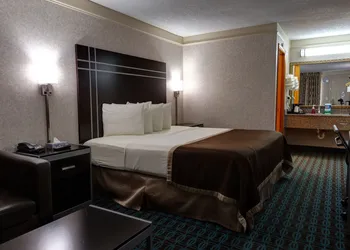 Deluxe Inn Fayetteville - I-95 Exit 49 hotel thumbnail 8