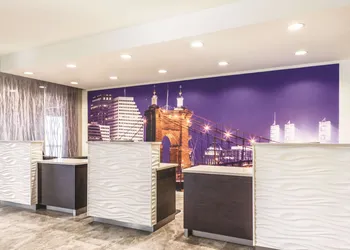 La Quinta Inn & Suites by Wyndham Cincinnati Sharonville hotel thumbnail 6
