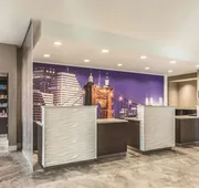 La Quinta Inn & Suites by Wyndham Cincinnati Sharonville hotel detail image 7