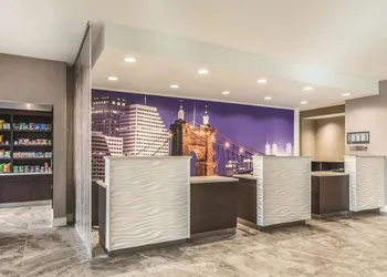 La Quinta Inn & Suites by Wyndham Cincinnati Sharonville hotel thumbnail 7