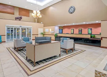 La Quinta Inn & Suites by Wyndham Lawton / Fort Sill hotel thumbnail 2
